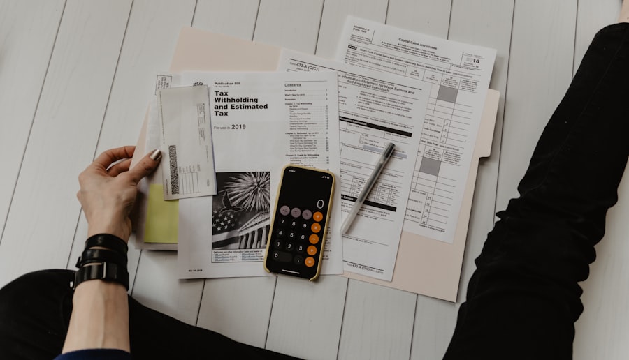 Contador analisando planilhas e calculadora