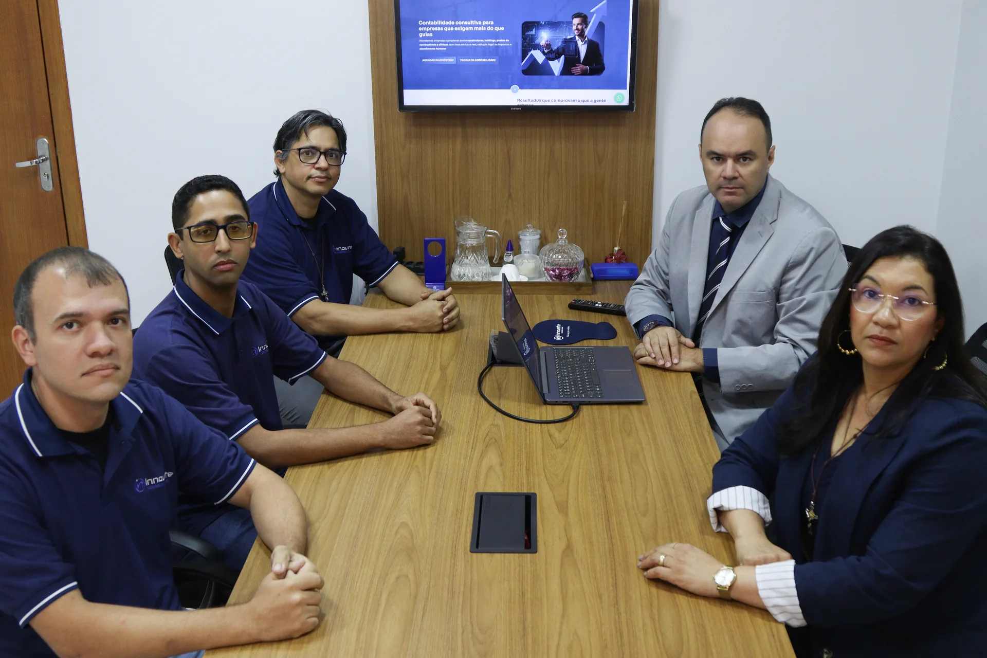 Equipe da Innovate Assessoria Contábil reunida na sala de reunião do escritório em Goiânia
